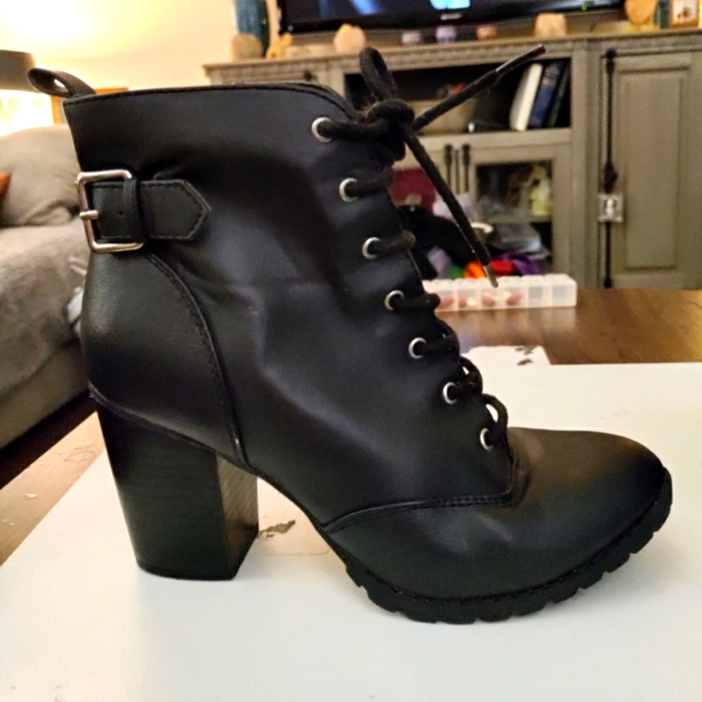 Brash black three and a half inch block boot